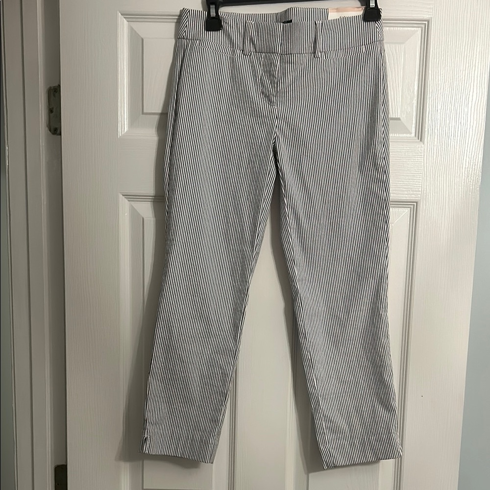Ann Taylor Signature Crop Length Pants
Straight Through Hip & Thigh 00 Petite